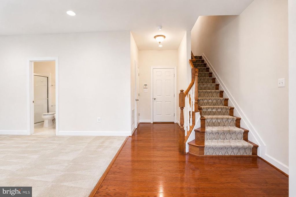 Image 6 of property listing at 184 AUTUMN VIEW DR, Gaithersburg, MD 20878