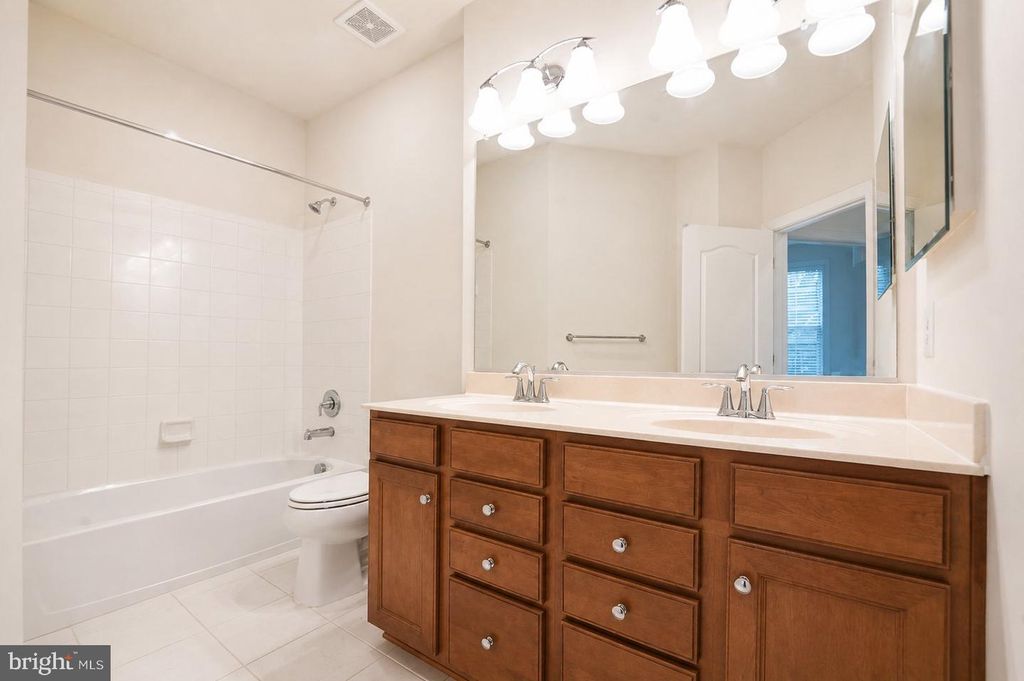 Image 7 of property listing at 184 AUTUMN VIEW DR, Gaithersburg, MD 20878