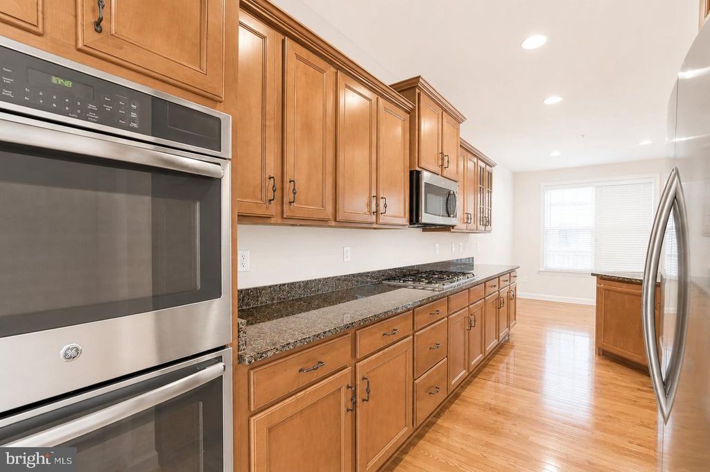 Image 8 of property listing at 184 AUTUMN VIEW DR, Gaithersburg, MD 20878