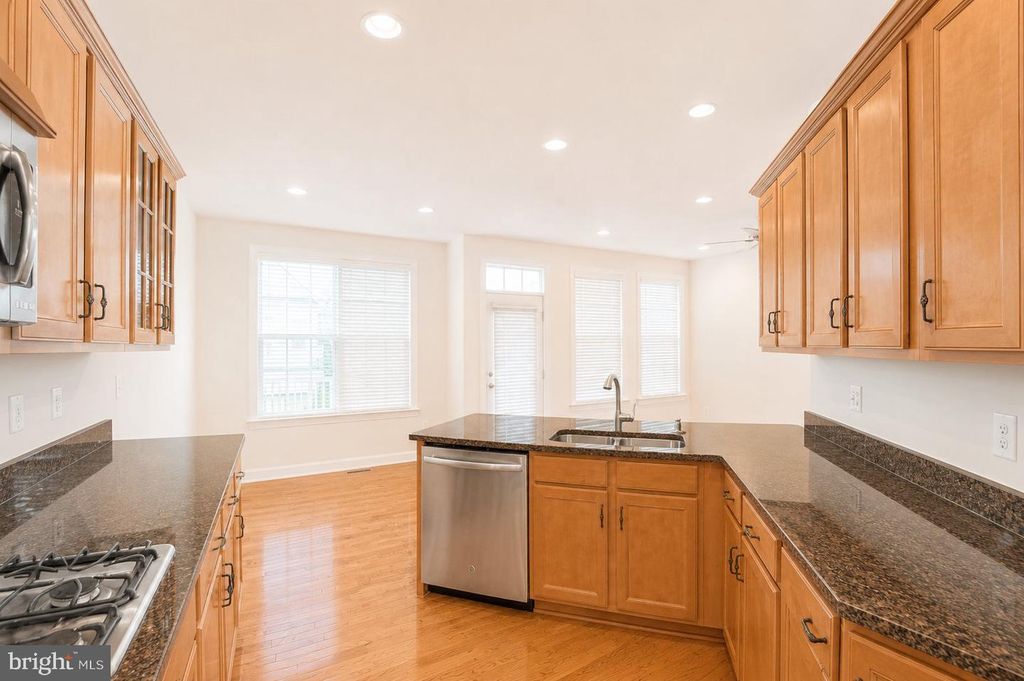 Image 9 of property listing at 184 AUTUMN VIEW DR, Gaithersburg, MD 20878