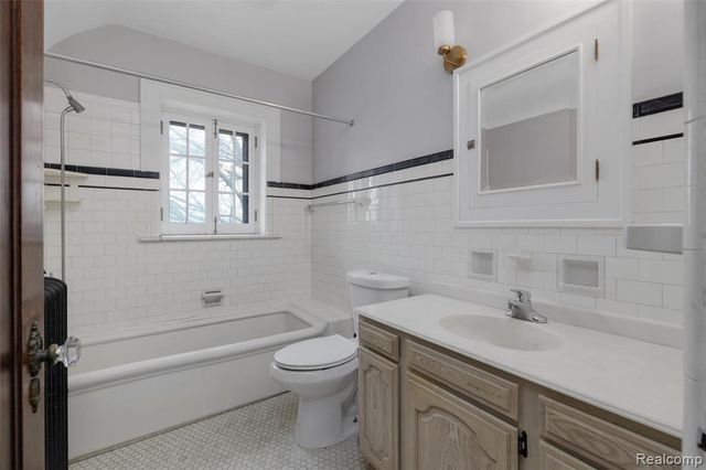 29128 Jefferson Avenue, Saint Clair Shores, MI 48081