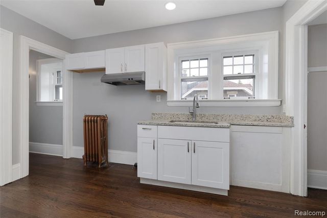 29128 Jefferson Avenue, Saint Clair Shores, MI 48081