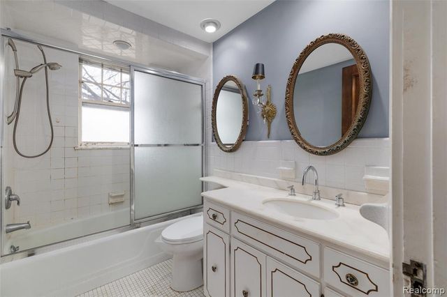 29128 Jefferson Avenue, Saint Clair Shores, MI 48081