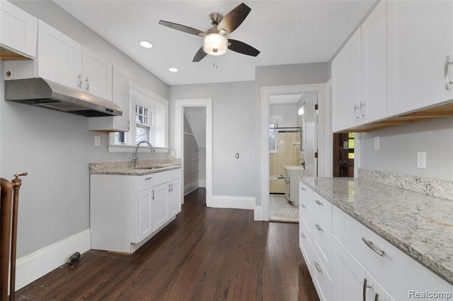 29128 Jefferson Avenue, Saint Clair Shores, MI 48081