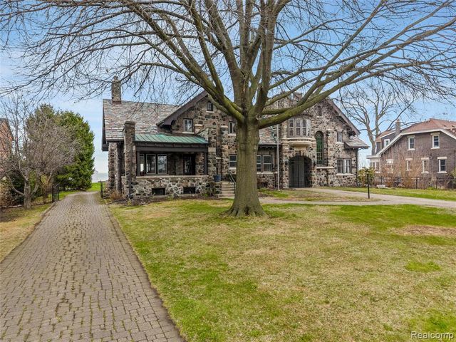 29128 Jefferson Avenue, Saint Clair Shores, MI 48081