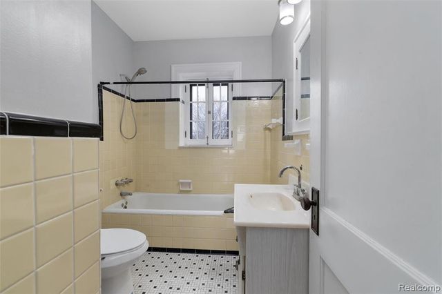 29128 Jefferson Avenue, Saint Clair Shores, MI 48081