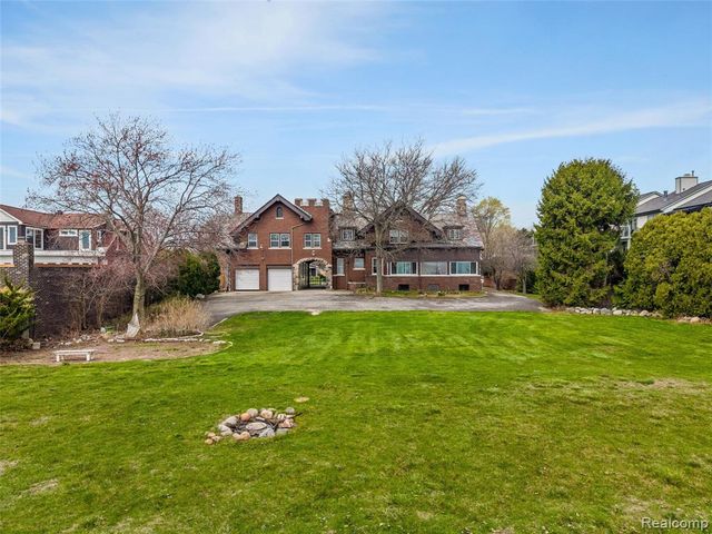 29128 Jefferson Avenue, Saint Clair Shores, MI 48081