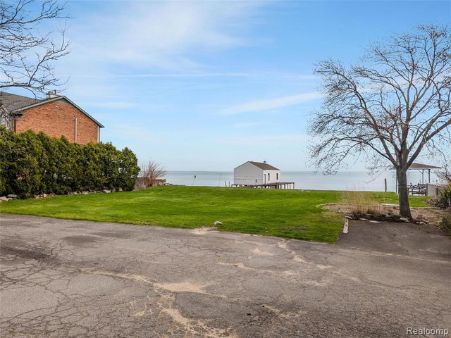 29128 Jefferson Avenue, Saint Clair Shores, MI 48081