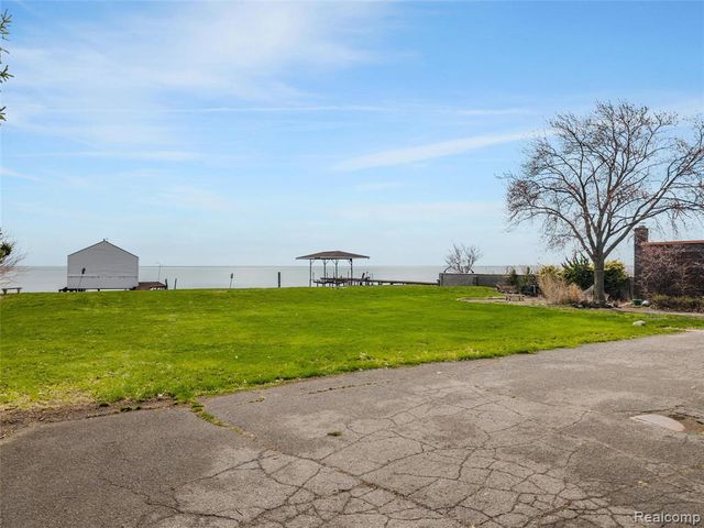 29128 Jefferson Avenue, Saint Clair Shores, MI 48081