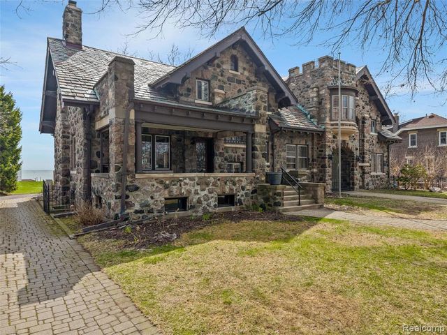 29128 Jefferson Avenue, Saint Clair Shores, MI 48081