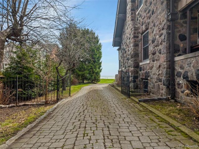 29128 Jefferson Avenue, Saint Clair Shores, MI 48081