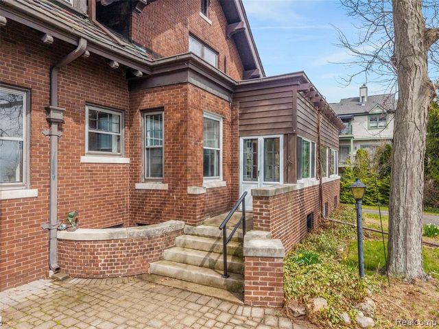 29128 Jefferson Avenue, Saint Clair Shores, MI 48081