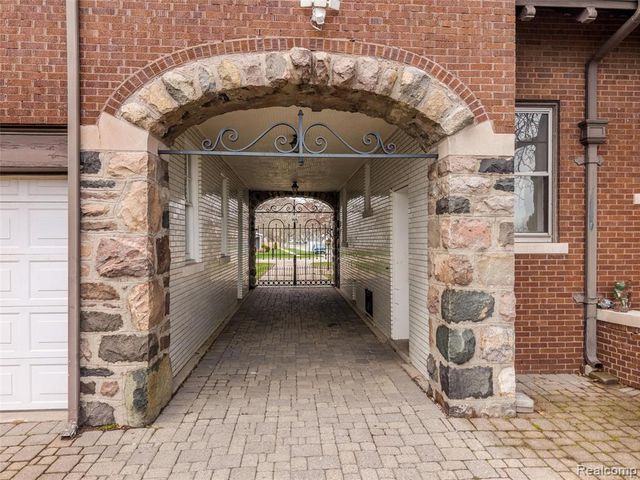 29128 Jefferson Avenue, Saint Clair Shores, MI 48081