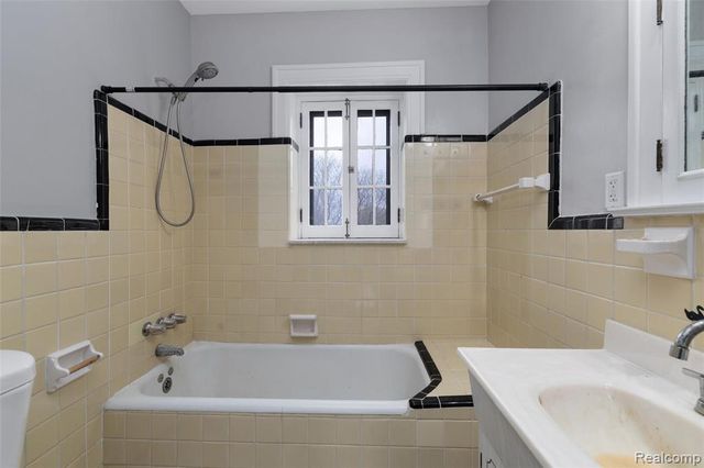 29128 Jefferson Avenue, Saint Clair Shores, MI 48081