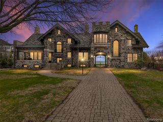 29128 Jefferson Avenue, Saint Clair Shores, MI 48081