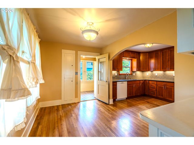 1530 S TROUTDALE Rd, Troutdale, OR 97060