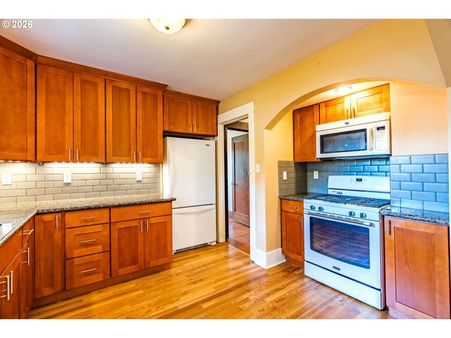 1530 S TROUTDALE Rd, Troutdale, OR 97060