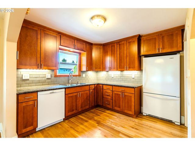 1530 S TROUTDALE Rd, Troutdale, OR 97060