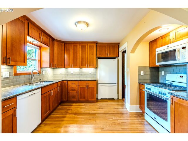 1530 S TROUTDALE Rd, Troutdale, OR 97060
