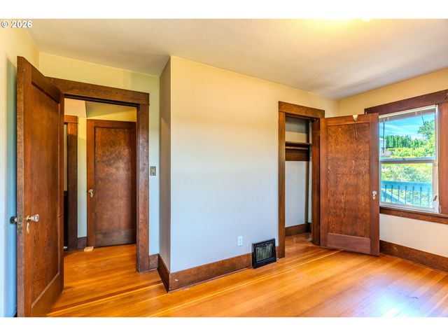 1530 S TROUTDALE Rd, Troutdale, OR 97060