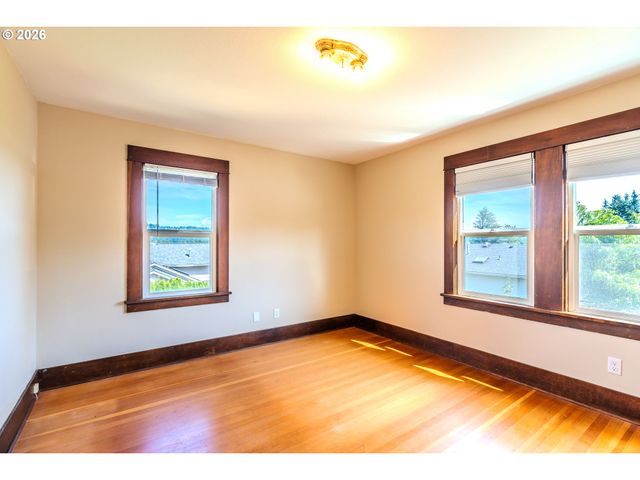 1530 S TROUTDALE Rd, Troutdale, OR 97060