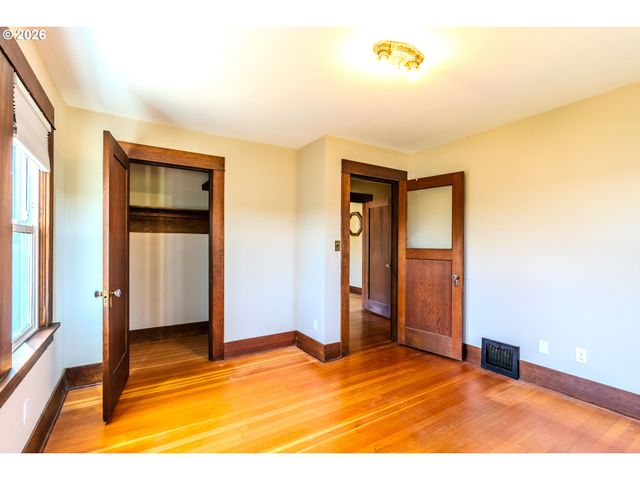 1530 S TROUTDALE Rd, Troutdale, OR 97060