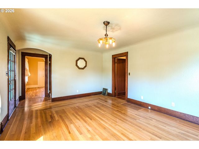 1530 S TROUTDALE Rd, Troutdale, OR 97060