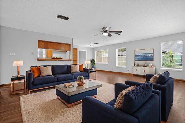 601 Chateau Woods Parkway Drive, Conroe, TX 77385