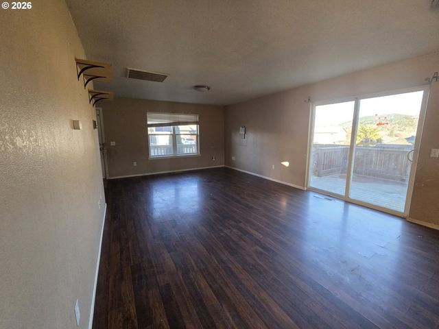 151 Ne PLUM RIDGE Dr, Winston, OR 97496