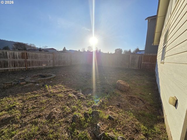 151 Ne PLUM RIDGE Dr, Winston, OR 97496