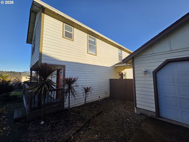 151 Ne PLUM RIDGE Dr, Winston, OR 97496