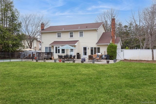 10 Liso Drive, Mount Sinai, NY 11766