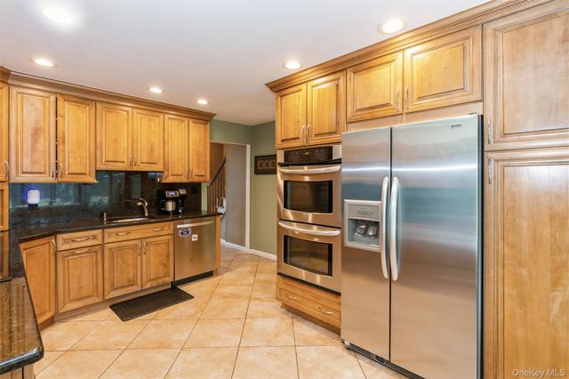 10 Liso Drive, Mount Sinai, NY 11766