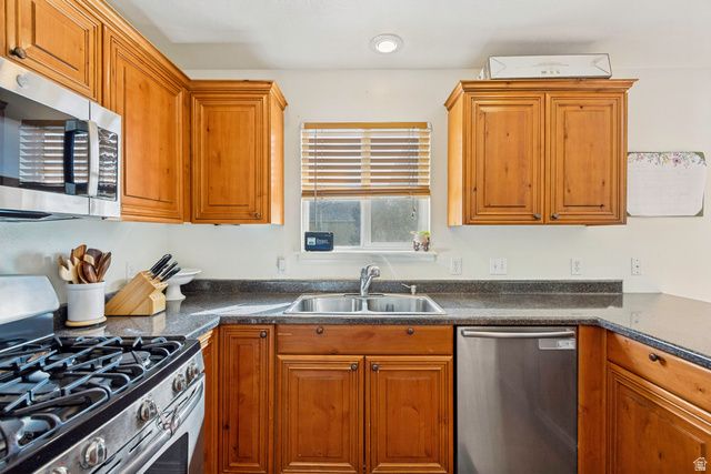 10805 S PINE GROVE WAY, South Jordan, UT 84009