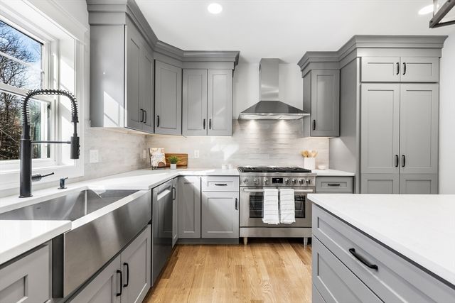 23 County Rd, Burlington, MA 01803