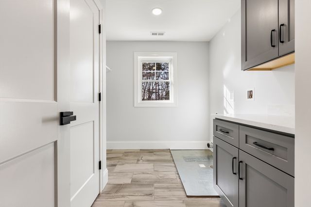 23 County Rd, Burlington, MA 01803