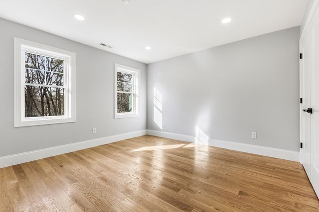 23 County Rd, Burlington, MA 01803