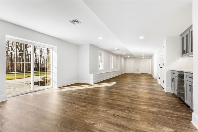 23 County Rd, Burlington, MA 01803