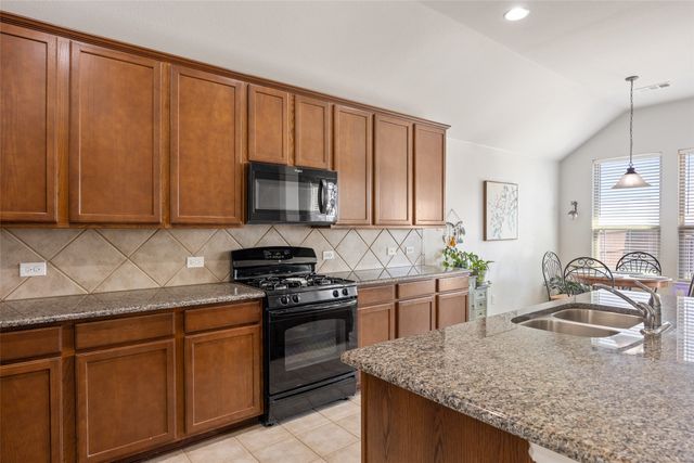 1009 Prairie Heights Drive, Fort Worth, TX 76108