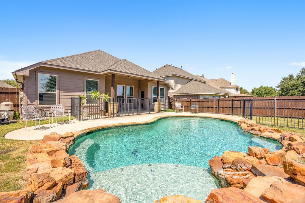 1009 Prairie Heights Drive, Fort Worth, TX 76108