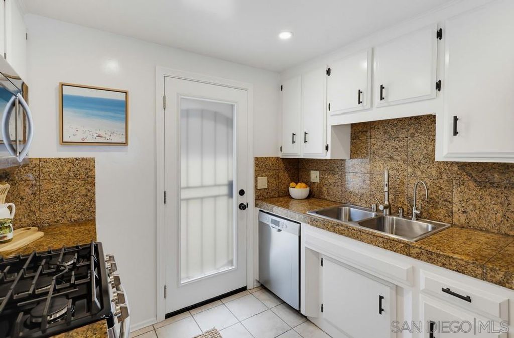 Image 15 of property listing at 4563 Narragansett Avenue, San Diego, CA 92107