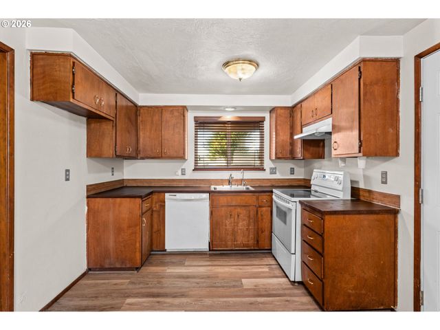 1625 S BERTELSEN Rd, Eugene, OR 97402