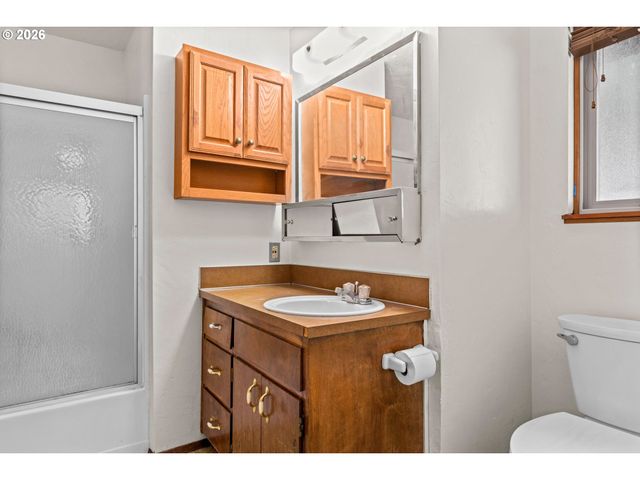 1625 S BERTELSEN Rd, Eugene, OR 97402