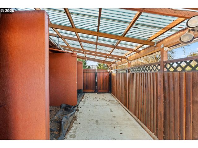 1625 S BERTELSEN Rd, Eugene, OR 97402