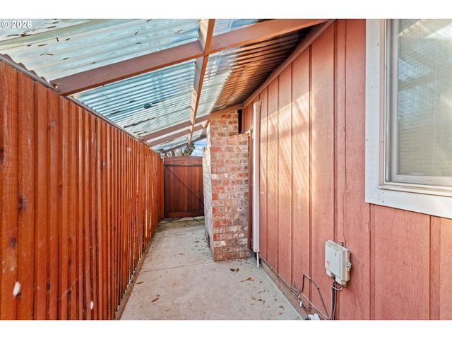 1625 S BERTELSEN Rd, Eugene, OR 97402