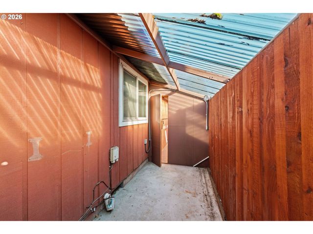 1625 S BERTELSEN Rd, Eugene, OR 97402