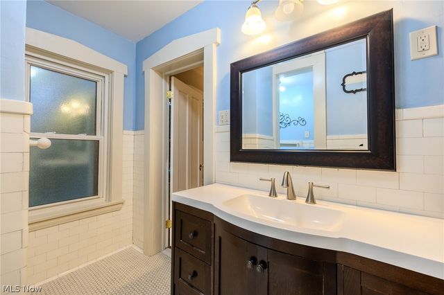 2472 Overlook Road, Cleveland Heights, OH 44106