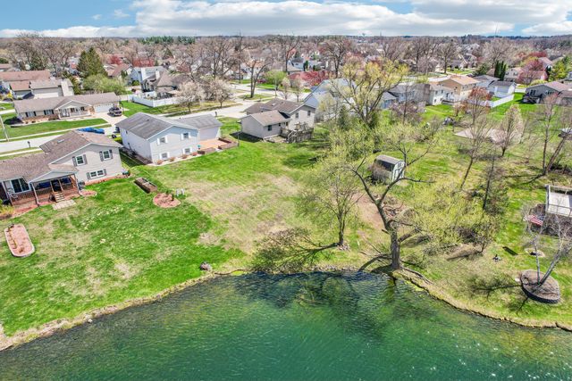 2806 Painted Leaf Drive, Crown Point, IN 46307