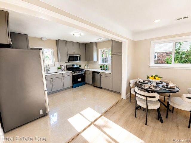 28463 Sutherland Street, Southfield, MI 48076