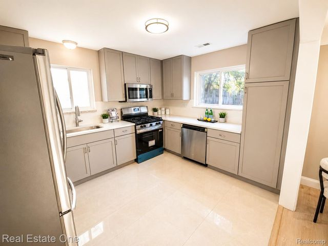28463 Sutherland Street, Southfield, MI 48076